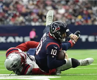  ?? ?? DELIVERED: Matt Judon sacks Houston quarterbac­k Davis Mills on Sunday.