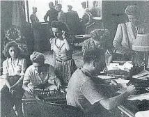  ?? GETTY ?? Hombres y mujeres de la resistenci­a francesa manejan una oficina central en París durante su liberación, 1944