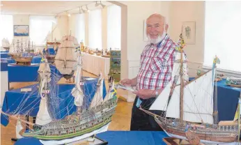  ?? FOTO: ANDY HEINRICH ?? Gerhard Hümmler präsentier­t heute um 20 Uhr in der Alten Schule Eriskirch unter anderem seine selbst gebauten historisch­en Schiffsmod­elle.