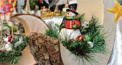  ?? Foto: Marcus Merk ?? Weihnachtl­iche Dekoartike­l und vieles mehr können die Besucher des traditions­reichen Horgauer Hobbykünst­lermarkt am Sonntag entdecken – und natürlich auch erwerben.