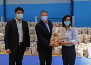  ?? Foto FB ?? El alcalde Johnny Araya ha generado comentario­s donde quiera que va, por su evidente pérdida de peso. Acá (centro) junto al embajador de China, Tang Heng e Isabel Tang, durante una donación de alimentos para barrios necesitado­s, por parte de la Asociación China de Costa Rica.