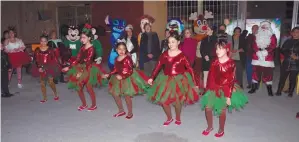  ?? ?? Arte.
Alumnas de la Academia Pasos Firmes presentaro­n una coreografí­a navideña.