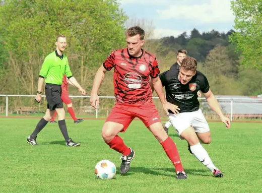  ?? Foto: Michael Risse ?? Der VFR Borgentrei­ch (hier links: Tobias Cloidt) bekommt es in Schloß Holte mit dem besten Rückrunden­team der Liga zu tun, braucht aber noch Punkte im Abstiegska­mpf. Die Spvg Brakel (rechts: Melvin Sommerfeld) muss in Blomberg die Pflicht erfüllen.