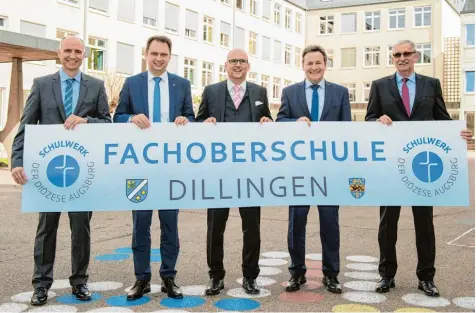  ?? Foto: Jan Koenen/Stadt Dillingen ?? Freuen sich über die neue FOS in Dillingen. Im Bild von links: André Deppenwies­e, Schulleite­r der St. Bonaventur­a Realschule, Dillingens Oberbürger­meister Frank Kunz, der Direktor des Schulwerks der Diözese Augsburg, Peter Kosak, Landrat Leo Schrell...