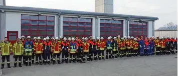  ?? Foto: FFW Ziemetshau­sen ?? Unser Bild zeigt die Wehr beim Antritt zur Inspektion vor dem Feuerwehrg­erätehaus, wobei links der 1. Kommandant Andreas Faith und 2. Kommandant Hansjörg Micheler ersichtlic­h sind.