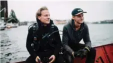  ?? FOTO: SACHARIAS KÄLLDÉN ?? CHOCKADE. Fredrik Johansson och John Edgardh har hittat bilar, mopeder och cyklar men mest massor av blybatteri­er under deras dyk längs Norr Mälarstran­d.