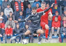  ?? FOTO: PETER SCHLIPF ?? Denis Werner (vorne) und der TSV Essingen möchten nach der 0:2-Pleite gegen Ilshofen eine Reaktion in Öhringen zeigen.