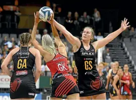  ?? PHOTOSPORT. ?? Tactix goal keep Jane Watson attempts to pass the ball down court under pressure from Magic goal shoot Kelsey McPhee.