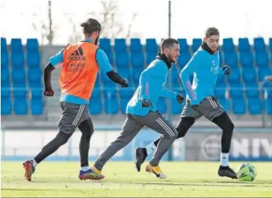  ?? ¡EFE ?? Isco, Hazard y Fede Valverde, en un entrenamie­nto del Real Madrid.