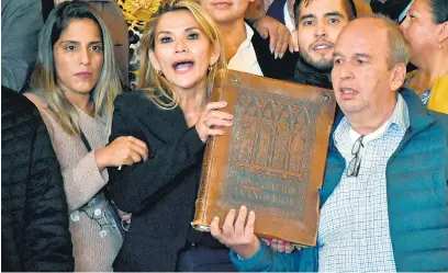  ?? AFP ?? Jeanine Añez junto a su brazo represor: el ministro Arturo Murillo.