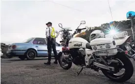  ?? RAFAEL MURILLO /ARCHIVO ?? La Policía de Tránsito quita las placas a los buses que estén transporta­ndo gente fuera de sus rutas permitidas.