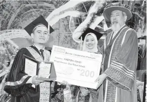  ??  ?? KERREN (kiri) ketika menerima Anugerah Graduan Cemerlang Industri Tahun 2016.