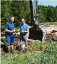  ?? Foto: Marcus Merk ?? Baggerfahr­er Rudi Wiedenmann (links) und Hermann Stocker vom Forstbetri­ebs Zusmarshau­sen besprechen die nächsten Schritte.