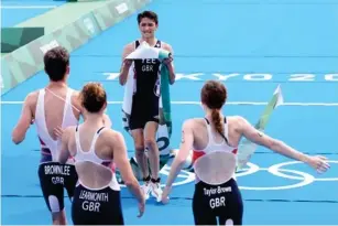  ??  ?? The old and new generation of British triathlete­s celebrate (Getty)