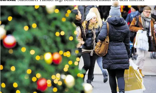  ?? DPA-BILD: VON JUTRCZENKA ?? Ihre Weihnachts­geschenke kaufen die meisten Deutschen nach wie vor lieber im Laden als im Internet.