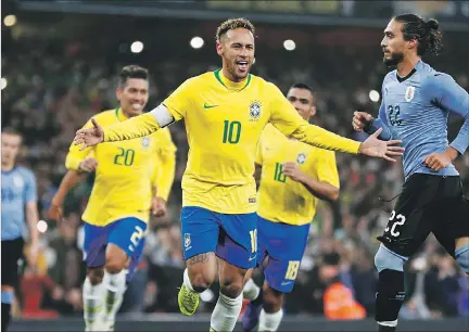  ?? PETER CZIBORRA / REUTERS ?? Efectivida­d. El delantero Neymar (10) anotó el único gol de un partido que tuvo emociones en las dos porterías, pero que siempre estuvo inclinado a favor de los brasileños.