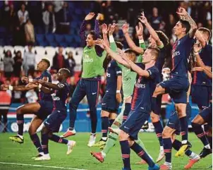  ??  ?? Pemain PSG meraikan kemenangan selepas memenangi perlawanan menentang Saint-etienne dalam aksi Ligue 1, semalam.