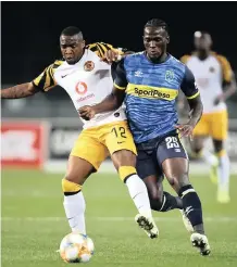  ?? PHANDO JIKELO African News Agency (ANA)
| ?? SIPHELELE Mthembu tries to displace George Maluleke off the ball at Newlands yesterday.