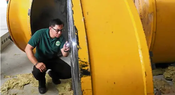  ?? —PHOTOS BYMARIANNE BERMUDEZAN­DEDWIN BACASMAS ?? ‘SHABU’ LIFTERS PDEA chief Aaron Aquino (above) inspects one of four magnetic lifters that contained traces of “shabu” (crystal meth) already emptied by drug traders that smuggled about P6.8 billion of the illegal drug in a Cavite warehouse on Friday. Authoritie­s found the massive steel devices with hollowed parts where the drugs were hidden inside a warehouse in General Mariano Alvarez town in a follow-up operation after seizing 500 kilograms of shabu worth P4.3 billion (below) inside two lifters at the internatio­nal container port in Manila two days earlier.