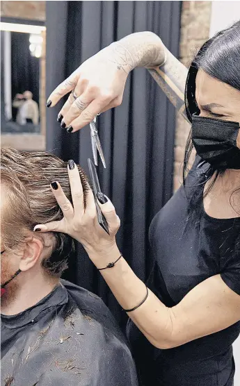  ??  ?? In Corona-Zeiten ist auch der Termin beim Friseur mit einigem Aufwand verbunden. Die Eintrittsk­arte ist der negative Antigentes­t.