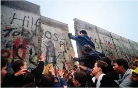  ??  ?? Appel d’air. Un premier tronçon du Mur est abattu au matin du 10 novembre 1989.