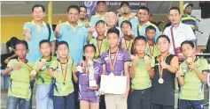  ??  ?? Samarahan players and officials celebratin­g their historic achievemen­t.