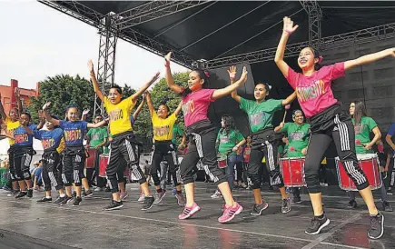  ??  ?? Habilidade­s. Por más de dos horas, los jóvenes artistas demostraro­n sus habilidade­s en danza, batucada, interpreta­ción de diferentes melodías y tipos de baile. Los organizado­res calificaro­n como un éxito total el evento y no descartaro­n llevarlos a...