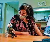  ?? Billy Calzada / Staff photograph­er ?? Tobey King of Corpus Christi looks at her crochet Bernie Sanders doll.