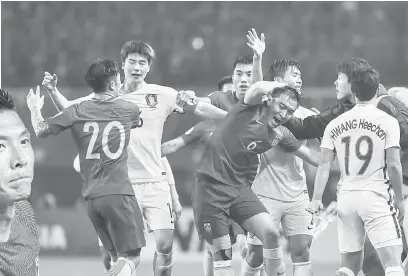  ?? — Gambar Reuters ?? SITUASI TEGANG: Sebahagian daripada babak-babak aksi perlawanan Kelayakan Piala Dunia 2018 di antara China dan Korea Selatan di Changsha, China.