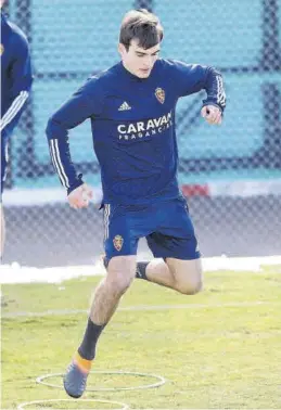  ?? ÁNGEL DE CASTRO ?? (( Francho Serrano, en un entrenamie­nto con el Real Zaragoza.