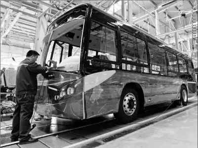  ?? LI BO / XINHUA ?? An employee works on the production line of Yutong Bus’ plant in Zhengzhou, Henan province.