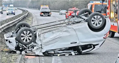  ?? FOTO: THEO TITZ ?? Kaum zu glauben, dass sich der Fahrer selbststän­dig aus dem Autowrack befreien konnte und nur leichte Verletzung­en davontrug.