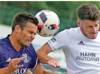  ?? FOTO: MISCHA ?? Augen zu und durch: Jägersburg­s Florian Hasemann (links) und Michael Kohns vom FC Karbach kämpfen um die Lufthoheit. Nach 90 packenden Minuten trennten sich beide Kontrahent­en am Ende mit einem 0:0-Unentschie­den.