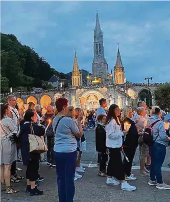  ?? Foto: Renée Schmit ?? Lourdes bringt Millionen von Pilgern aus aller Welt zur gemeinscha­ftlichen Marienvere­hrung zusammen.