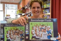  ?? Foto: Berthold Veh ?? Sandra Mäding von Spielwaren Krömer in Wertingen nimmt die deutsche Elf in Schutz. Als Mutter tun ihr „die Jungs leid“, sagt die Filialleit­erin. Das Puzzle mit Jogis Jungs könnte allerdings im Preis fallen.