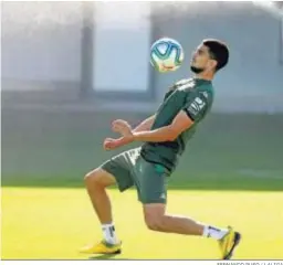  ?? FERNANDO RUSO / LALIGA ?? Marc Bartra controla el balón en el entrenamie­nto de ayer.