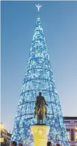  ??  ?? Arriba, Otra vista del enorme árbol navideño que se ubica en la Puerta del Sol, en Madrid, donde se recibe el nuevo año al ritmo de las uvas de la buena suerte y las 12 campanadas.