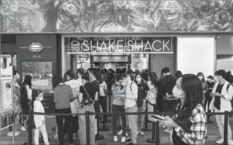  ?? BLOOMBERG ?? Diners queue up at the entrance of a Shake Shack restaurant in Beijing in September.