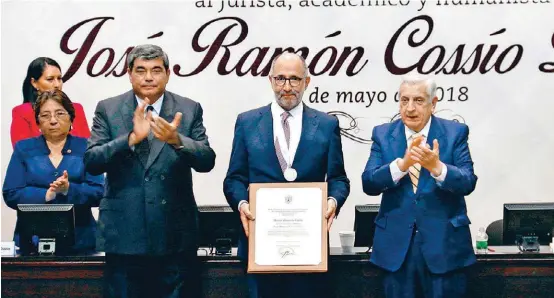  ??  ?? El gobernador Arturo Núñez Jiménez ( derecha) y el rector José Manuel Piña Gutiérrez ( izquierda) entregaron la distinción al académico y humanista.