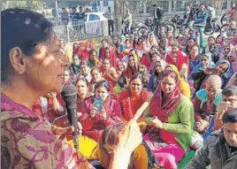  ?? MANOJ DHAKA/HT ?? Former chief minister Bhupinder Singh Hooda’s wife Asha Hooda addressing NHM workers at the civil hospital in Rohtak on Thursday.