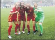  ??  ?? Pina celebra el primer gol ante las neozelande­sas. Paula, Paola, Teresa y María celebran el pase.