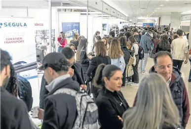  ?? MARCOS CEBRIÁN ?? Cientos de estudiante­s acudieron ayer a la 20 edición de Expotalent en el edificio Betancourt.