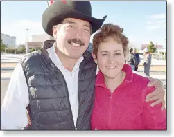  ??  ?? Manuel Domínguez y su esposa Mary Ochoa.