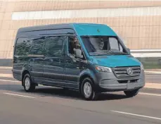  ?? FOTO: MERCEDES-BENZ AG/DPA ?? Forsch im Antritt, beim Auslauf eingebrems­t: In der Regel wird der elektrisch­e Sprinter 90 km/h, auf Wunsch 120 km/h schnell.