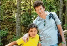  ??  ?? Ein gemeinsame­r Ausflug: Nach ein paar Jahren wurde dem Hirnforsch­er klar, dass er seinen Sohn vor zu vielen Eindrücken schützen muss.