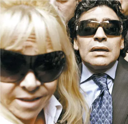  ??  ?? Imagen del pasado.
Claudia Villafañe y Diego Maradona, antes de las mediacione­s y acusacione­s.