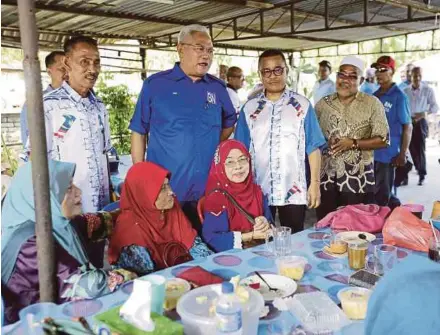  ?? TAHIR PIC BY ROSLIN MAT ?? Tanjong Karang Barisan Nasional parliament­ary seat candidate Tan Sri Noh Omar (standing, second from left) meeting residents of Kampung Pematang in Kuala Selangor yesterday.