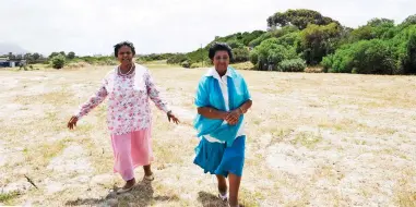  ?? PICTURE: CINDY WAXA/AFRICAN NEWS AGENCY (ANA) ?? BACK HOME: Bernice Kallis and Juanita Solomon (sisters) on the land that was taken from them. Their late father Isaac Solomon was forced to sell the land during apartheid.