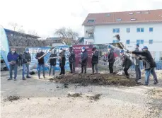  ?? FOTO: MAB ?? In Röhlingen wird eine neue Wohnanlage für Senioren gebaut. Hier soll künftig eine Pflegewohn­gemeinscha­ft untergebra­cht sein. Jetzt war Spatenstic­h für das Bauvorhabe­n.