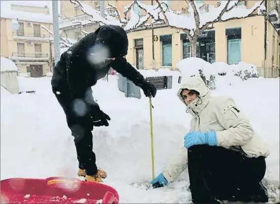  ?? MAR ROVIRA / ACN ?? Unos vecinos de Horta de Sant Joan miden los 60 cm de nieve que ayer se acumularon en esta población